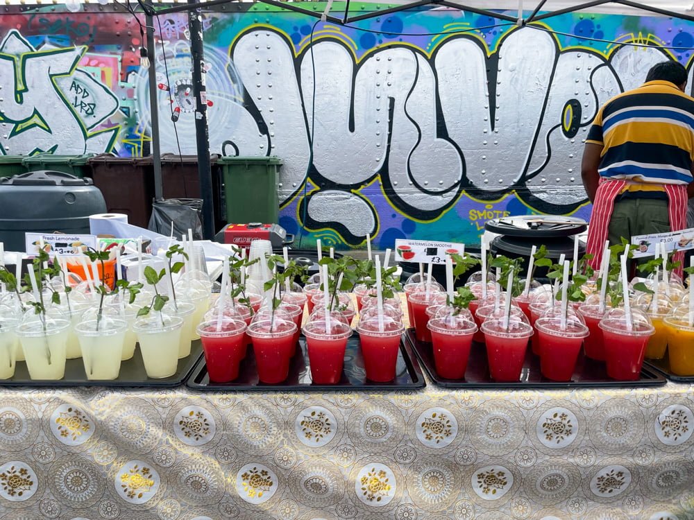 Un banco di street food specializzato in centrifugati di frutta fresca a Brick Lane