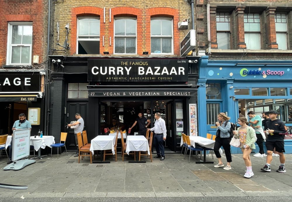 L'ingresso di Curry Bazaar, ristorante indiano a Brick Lane, Londra