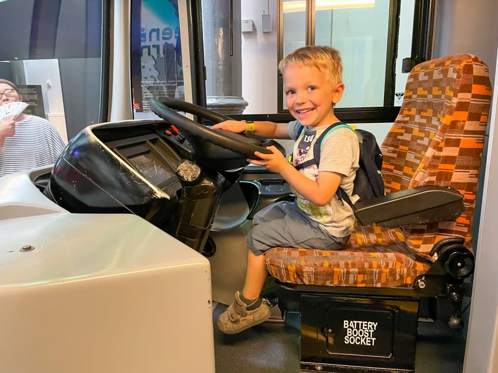 Figlio di Paola Bertoni guida un bus al London Transport Museum