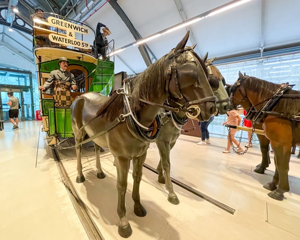 Omnibus con cavalli finti esposto al London Transport Museum