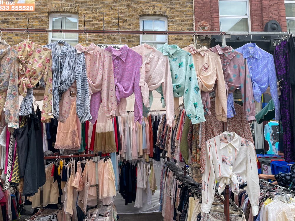 Bancarella di abbigliamento vintage nel mercato di Brick Lane, Londra