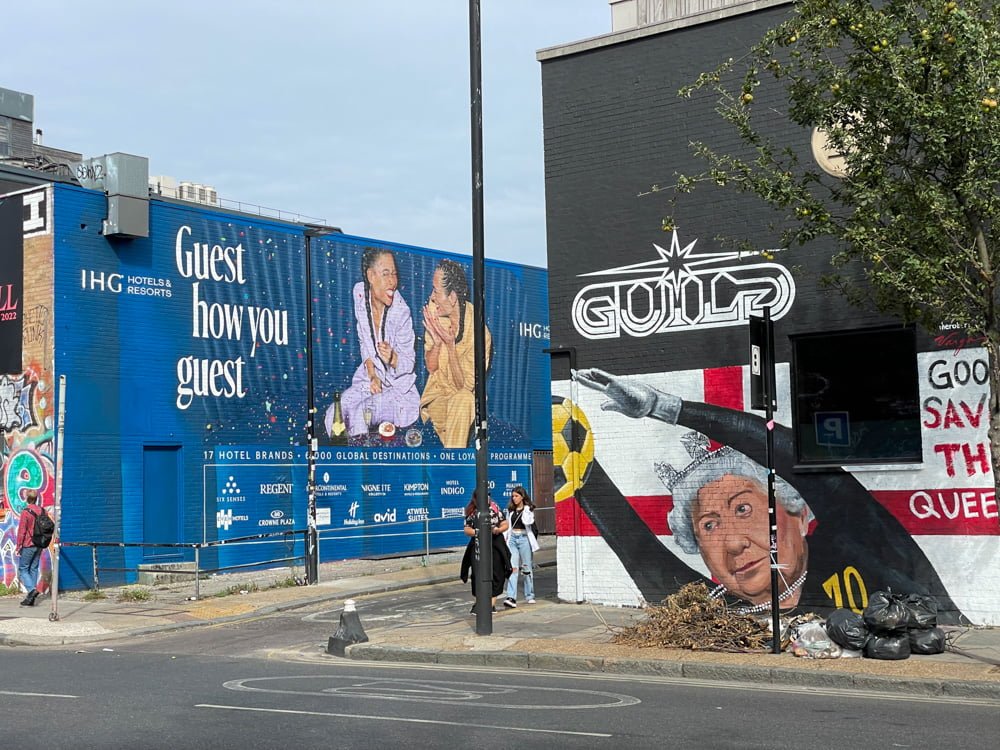 Murales con la Regina Elisabetta II che gioca a calcio nel quartiere di Brick Lane, Londra