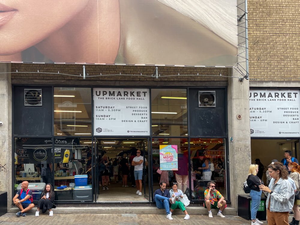Ingresso di Upmarket, mercato coperto del fine settimana, specializzato in oggetti vintage e street food a Brick Lane, Londra