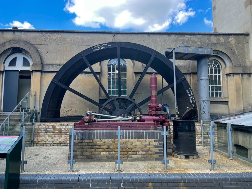 La ruota di un macchinario a vapore esposto nel Museum of Water & Steam di Londra