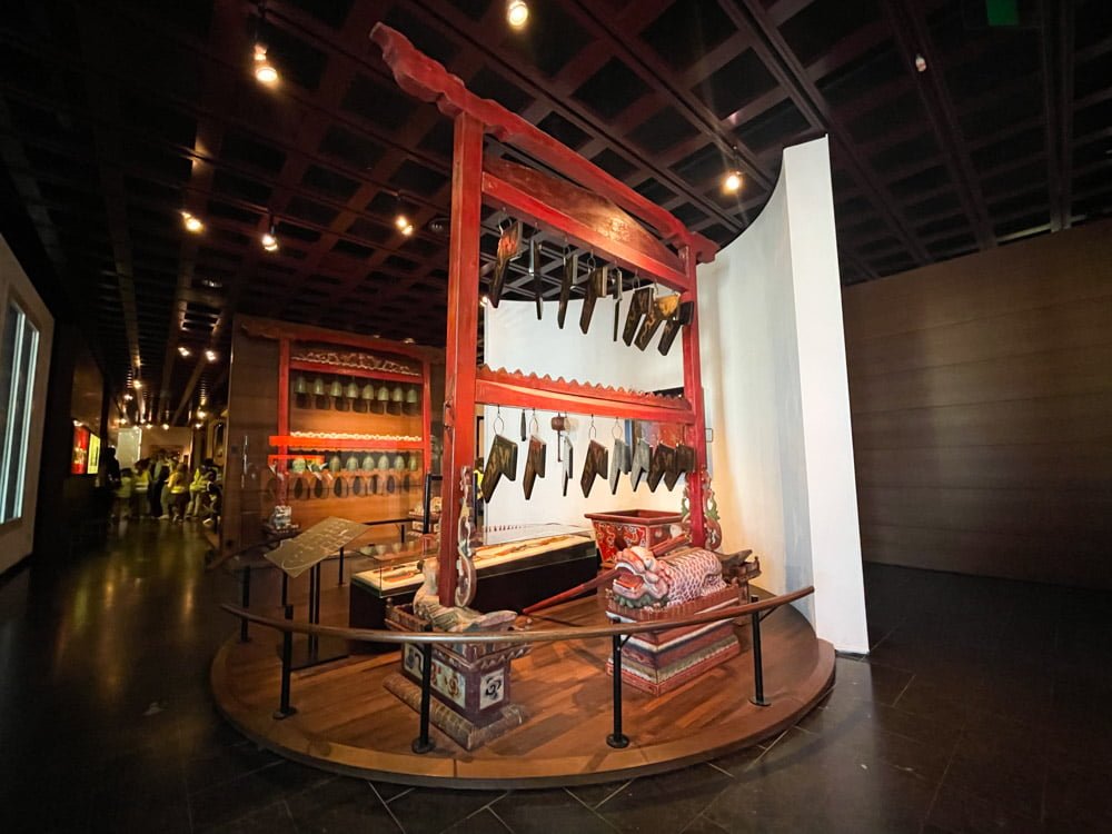 Strumenti musicali rituali di provenienza asiatica esposti al Museo degli Strumenti Musicali di Bruxelles