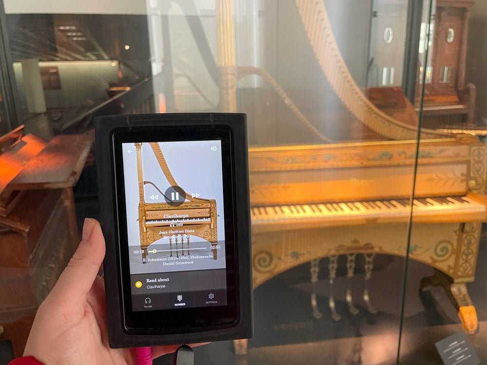 Il tablet su cui ascoltare i suoni degli strumenti esposti al Museo degli Strumenti Musicali di Bruxelles
