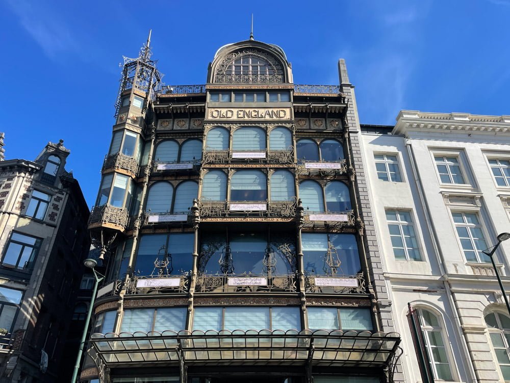 La facciata dell'Old England, l'edificio Art Nouveau che ospita il MIM Musée des Instruments de Musique di Bruxelles