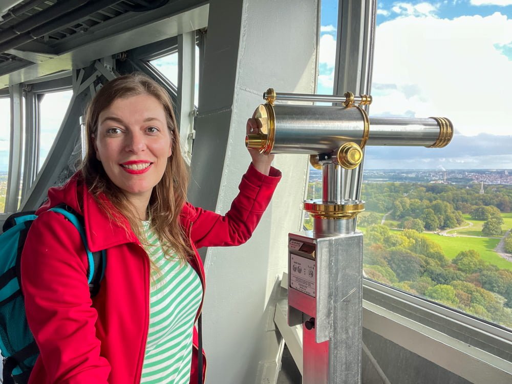 Paola Bertoni all'interno della sfera più alta dell'Atomium di Bruxelles
