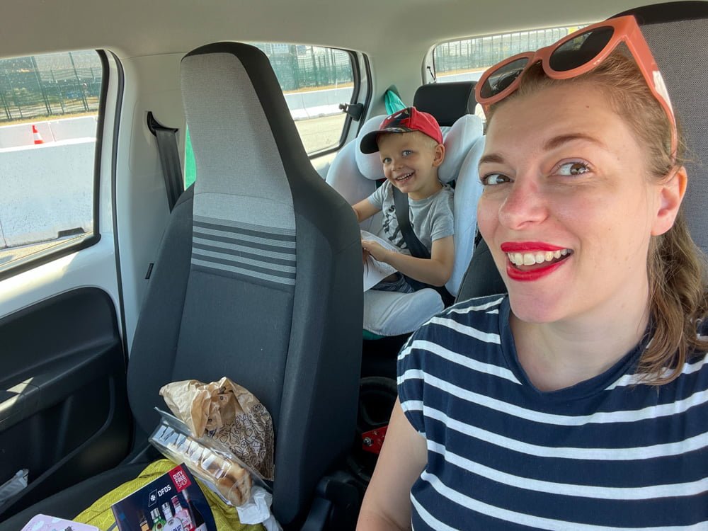 Paola Bertoni e figlio in viaggio in auto