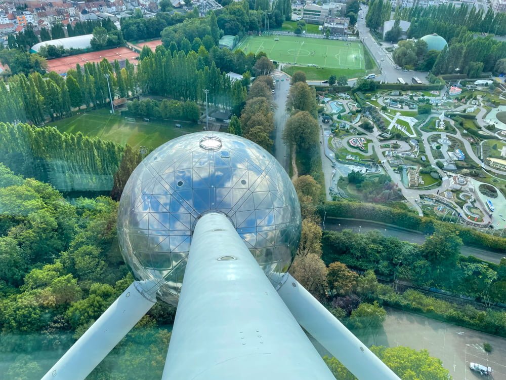 Panorama di Bruxelles con una sfera dell'Atomium
