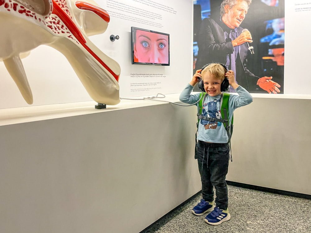 Figlio di Paola Bertoni interagisce con un'installazione della mostra Play al Museo delle Scienze di Valencia