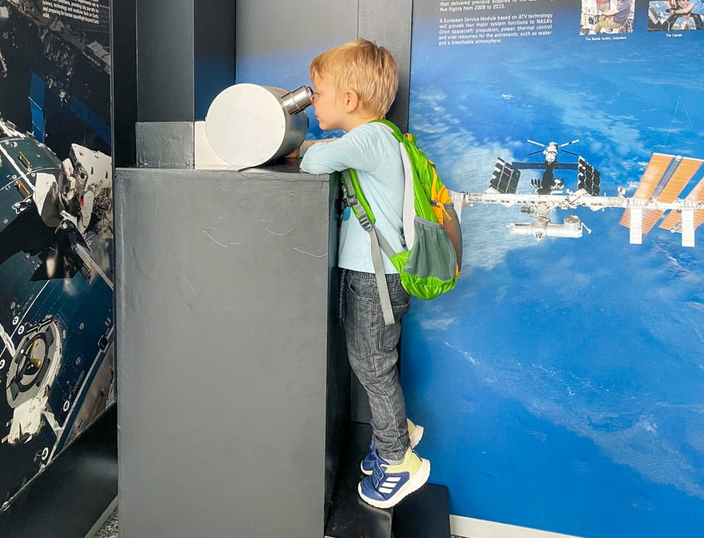 Figlio di Paola Bertoni osserva i pianeti nell'installazione di un telescopio al Museo delle Scienze di Valencia