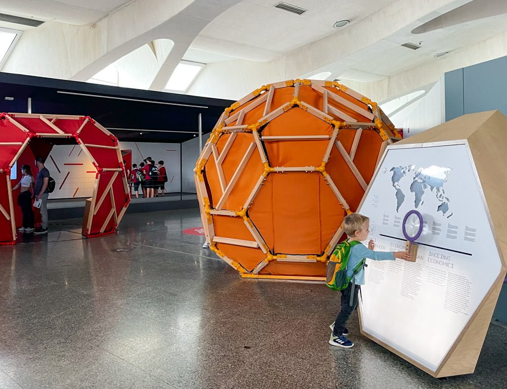 Figlio di Paola Bertoni interagisce con un'installazione nella mostra Viral al Museo delle Scienze di Valencia