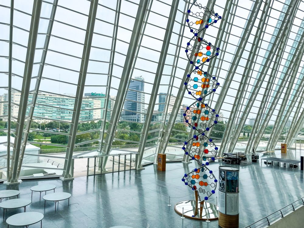 Scultura a forma di DNA gigante al Museo delle Scienze di Valencia
