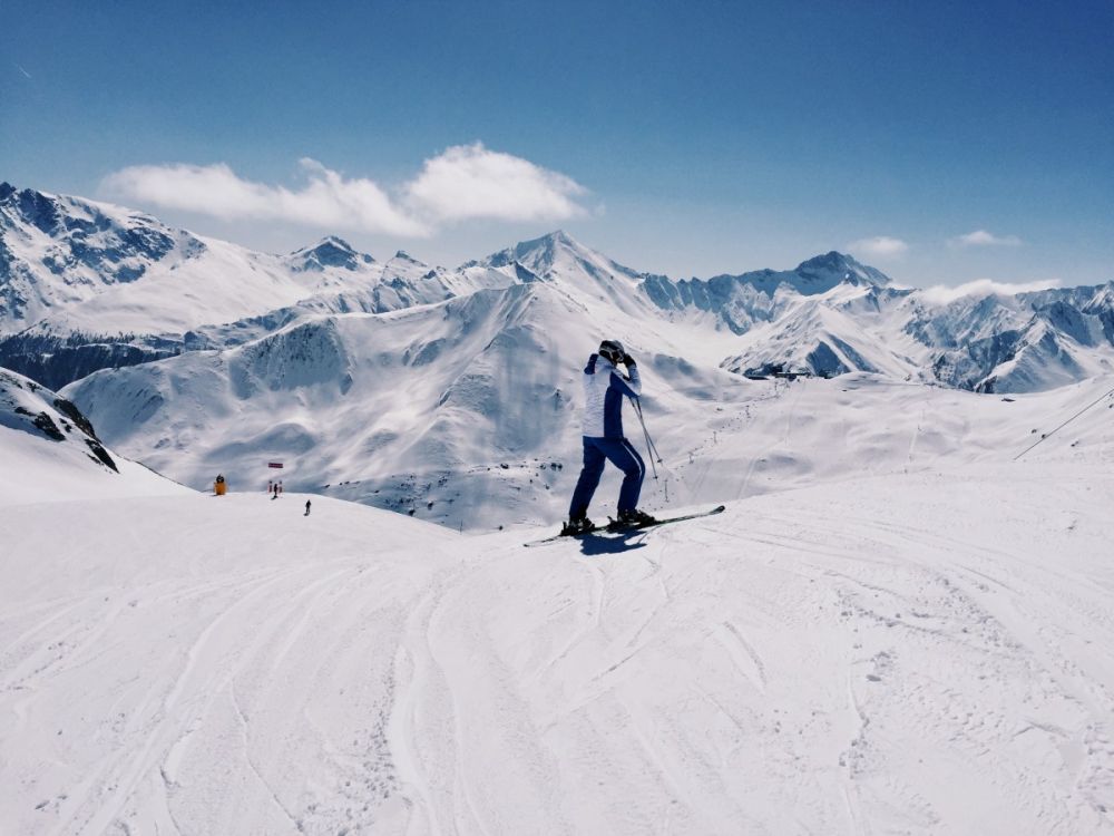 Persona che scia sulle Alpi