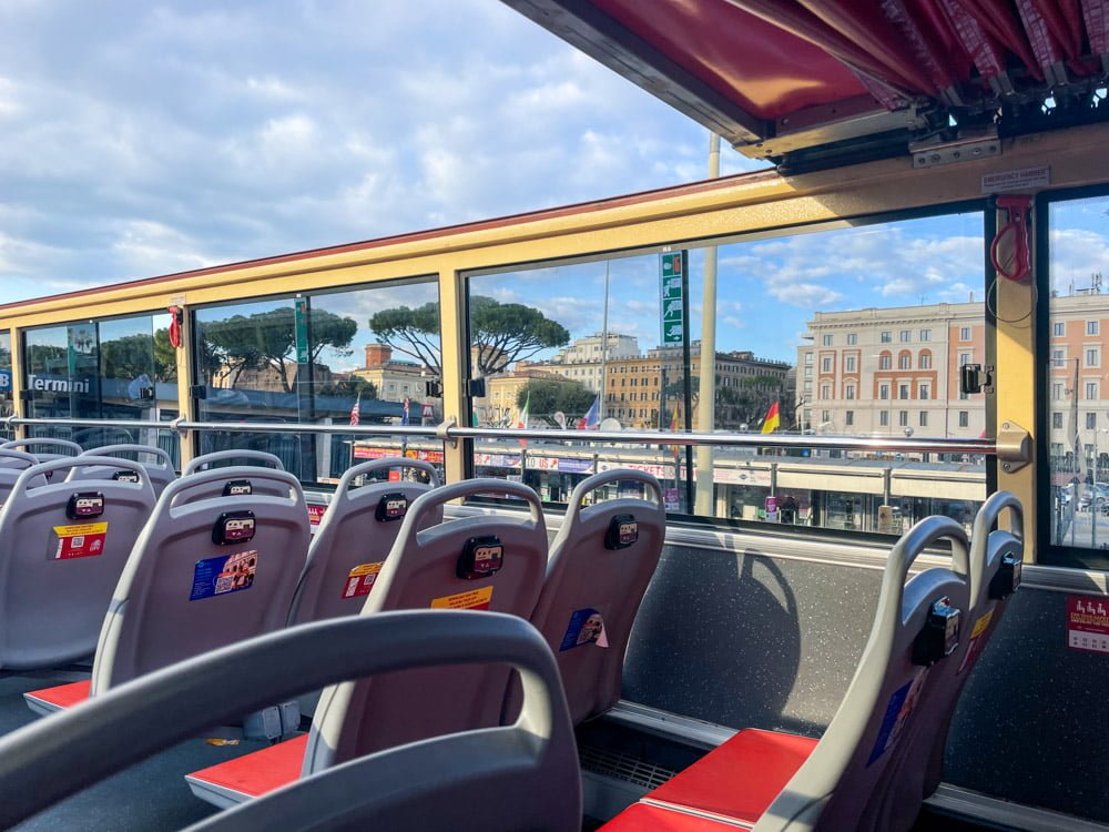 L'autobus turistico Big Bus di Roma con il tetto completamente aperto