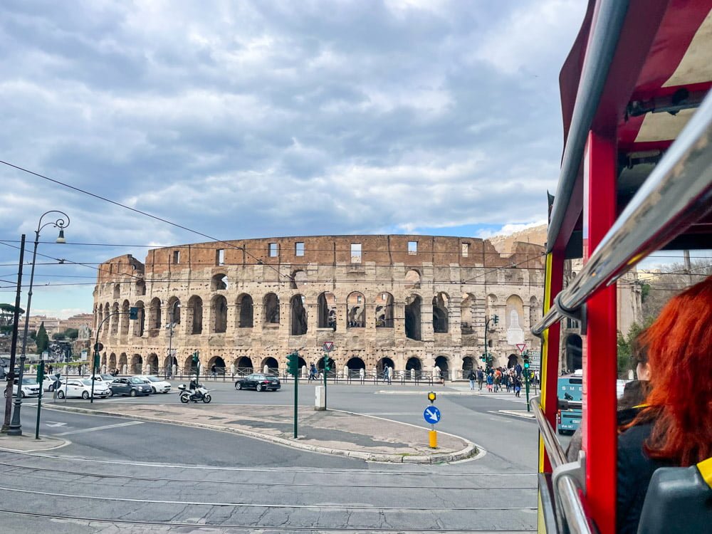 Il Colosseo visto dall'autobus turistico Big Bus di Roma