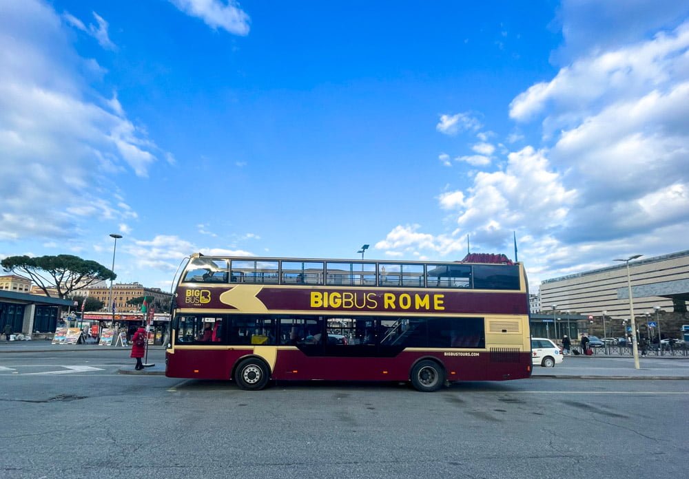 Autobus turistico panoramico Big Bus di Roma alla fermata della stazione Termini