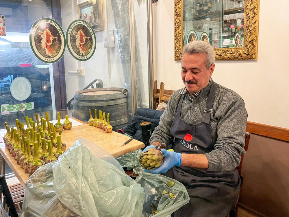 Il sig. Giuseppe, uno dei titolari del ristorante Il Giardino Romano mentre pulisce i carciofi