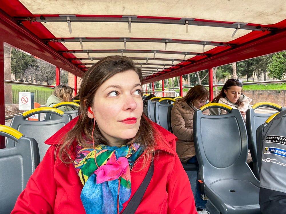 Paola Bertoni sull'autobus turistico panoramico Big Bus a Roma