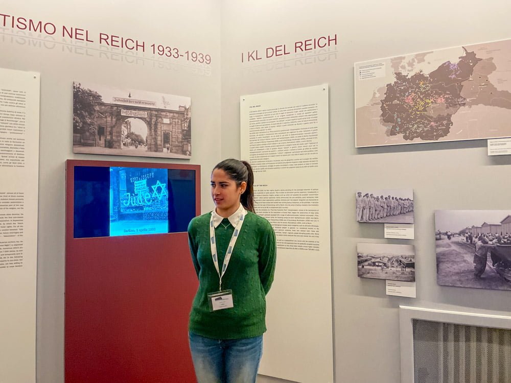 La nostra guida Sara ci illustra la mostra l'Inferno Nazista al Museo della Shoah di Roma