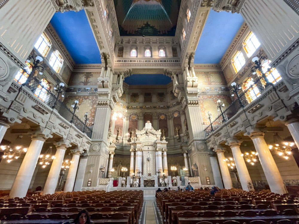 Interno del Tempio Maggiore, la sinagoga monumentale più grande di Roma