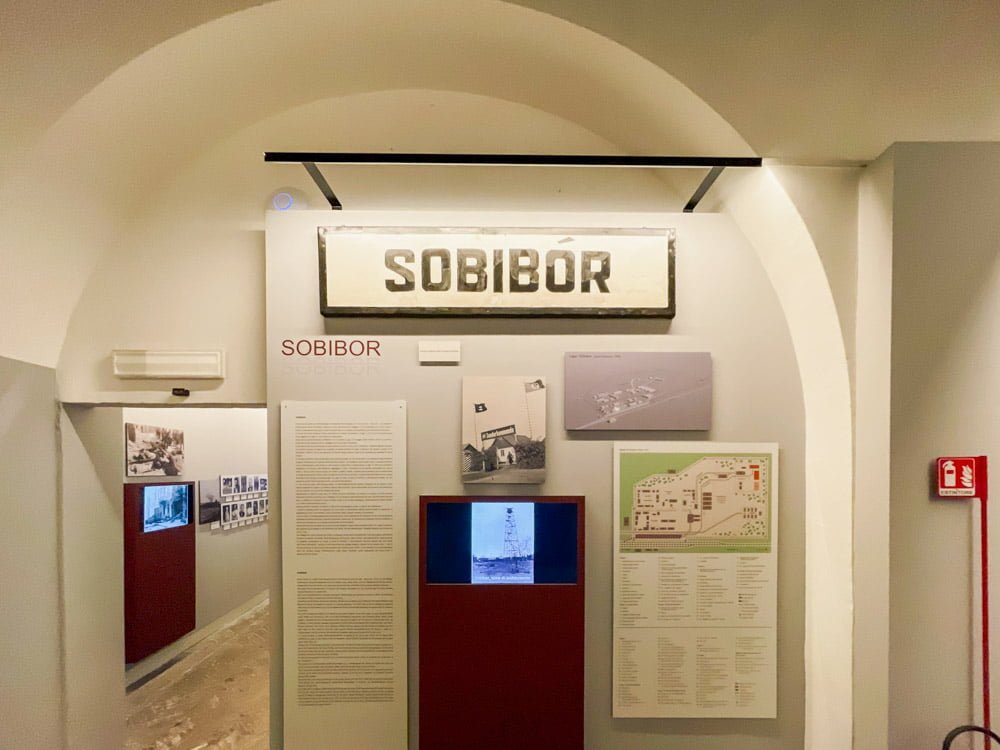 Il cartello originale della stazione ferroviaria del campo di sterminio di Sobibor esposto nella mostra Inferno Nazista al Museo della Shoah di Roma