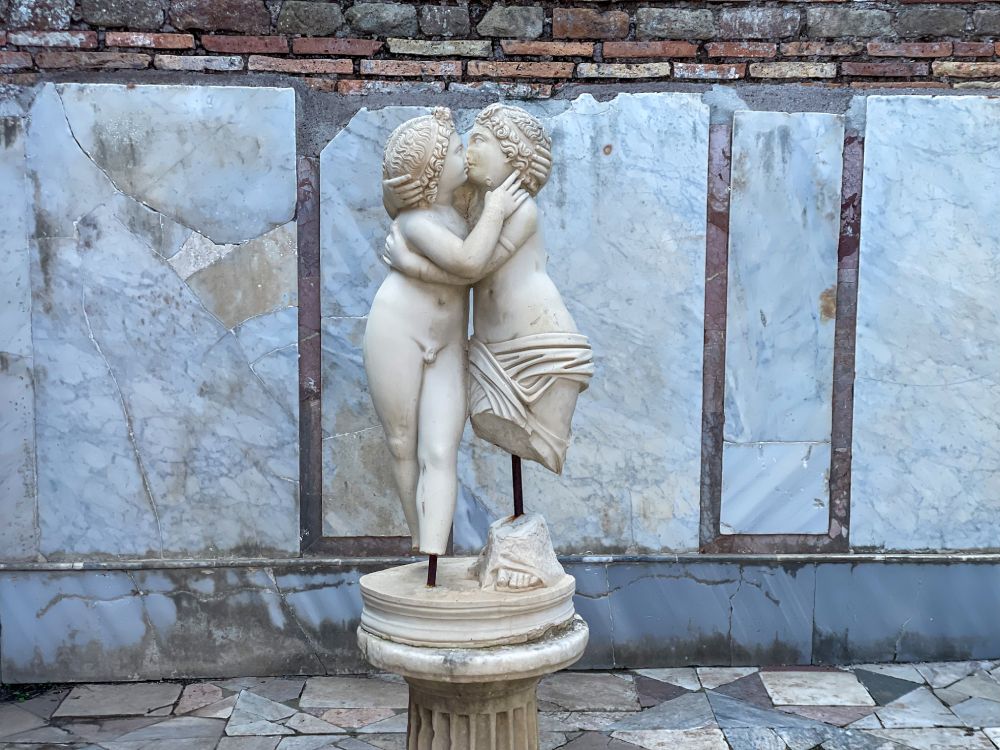 Statua di Amore e Psiche nell'omonima Domus romana di Ostia Antica