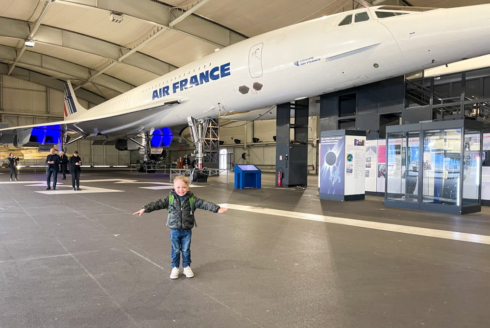 Figlio di Paola Bertoni nell'hangar dei Concorde al Museo dell'Aria e dello Spazio di Parigi