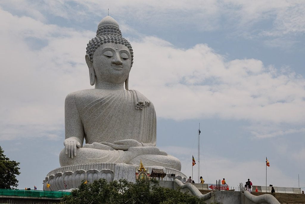 La statua del Big Buddha di Phuket, installata vicino a Kata Beach