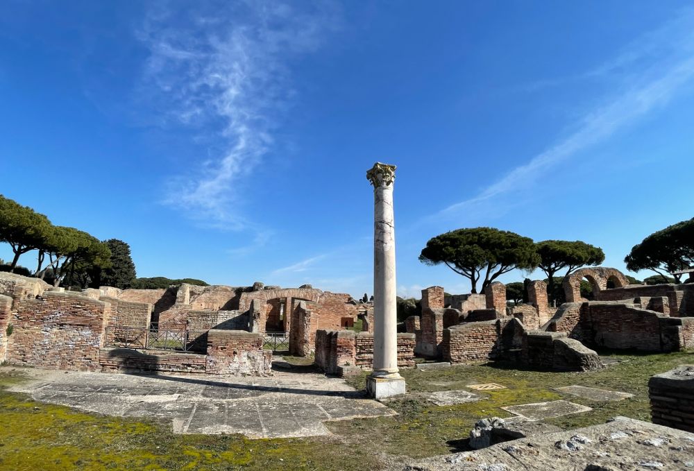 Colonna romana nell'area archeologica di Ostia Antica