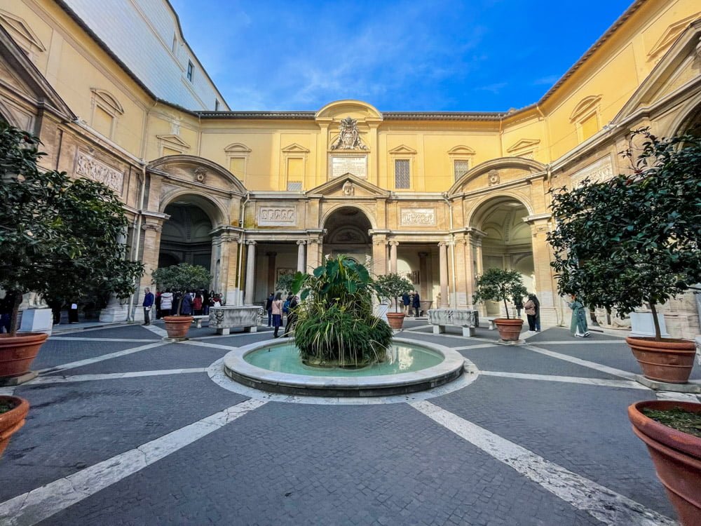 Il Cortile Ottagono dei Musei Vaticani