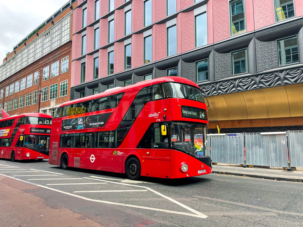 Bus a due piani double decker nel centro di Londra