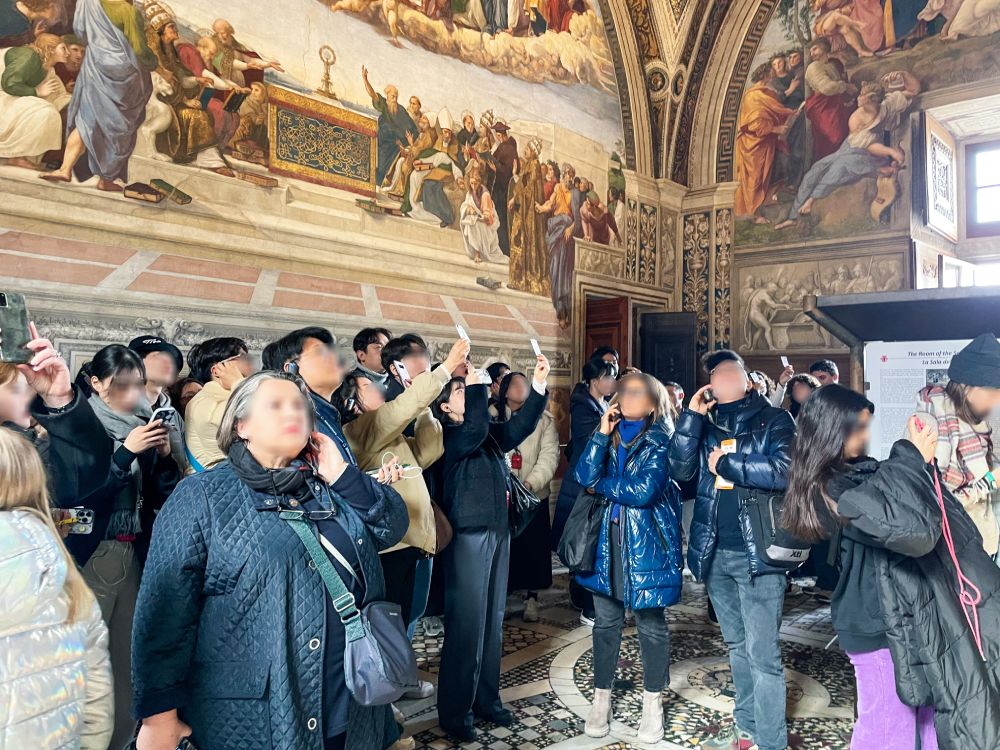 Gruppo di turisti nelle Stanze di Raffaello nei Musei Vaticani