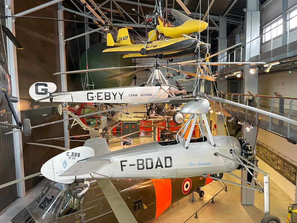 La sala degli autogiri ed elicotteri al Museo dell'Aria e dello Spazio di Parigi
