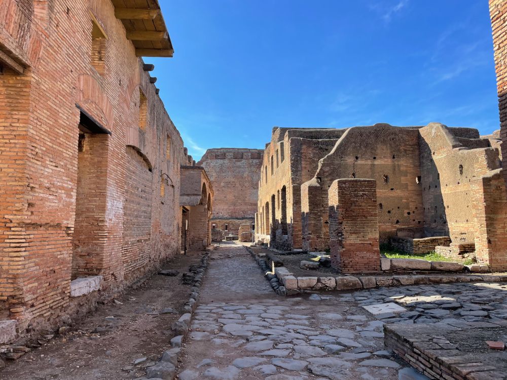Quartiere residenziale di Ostia Antica con i resti di alcune insulae (condomini romani)