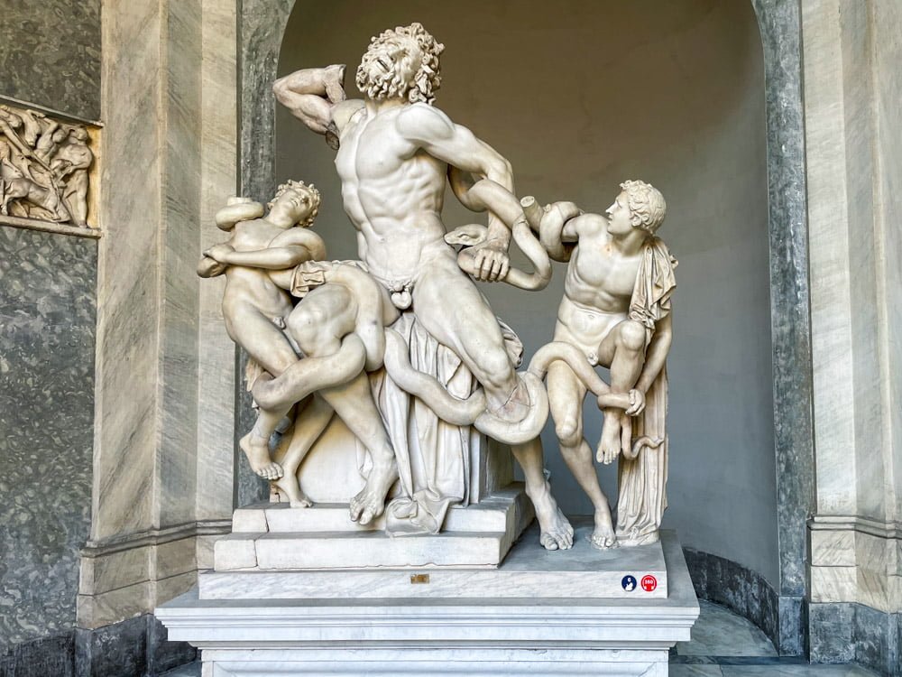 Statua di Lacoonte e i suoi figli esposta nel Cortile Ottagono dei Musei Vaticani