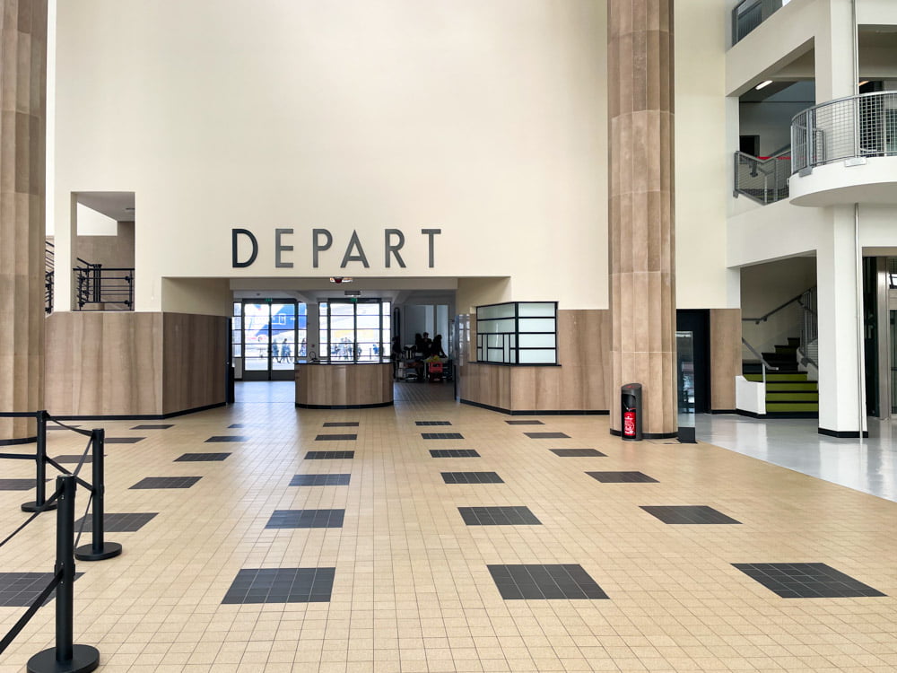 Sala partenze dell'aeroporto di Le Bourget, oggi sede del Museo dell'Aria e dello Spazio di Parigi