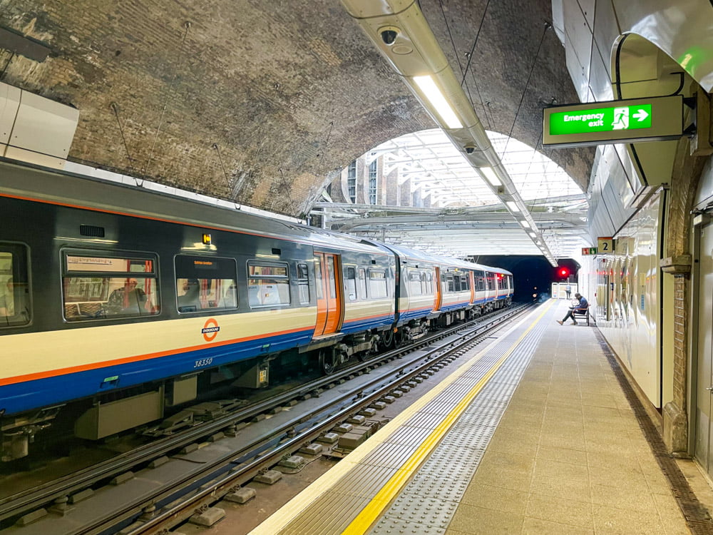 Treno Overground della rete di trasporto pubblico di Londra