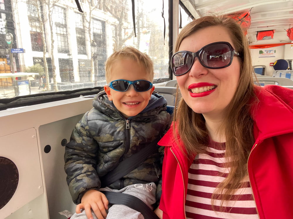 Paola Bertoni e figlio all'interno del bus anfibio Les Canards de Paris