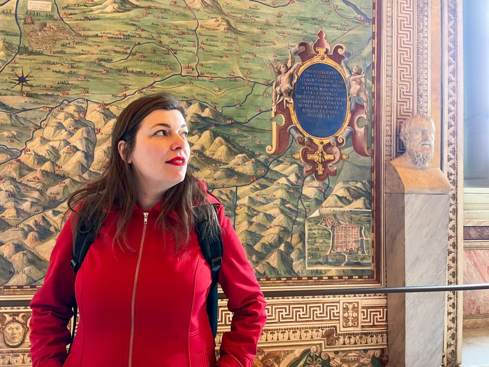 Paola Bertoni nella Galleria delle Carte Geografiche nei Musei Vaticani