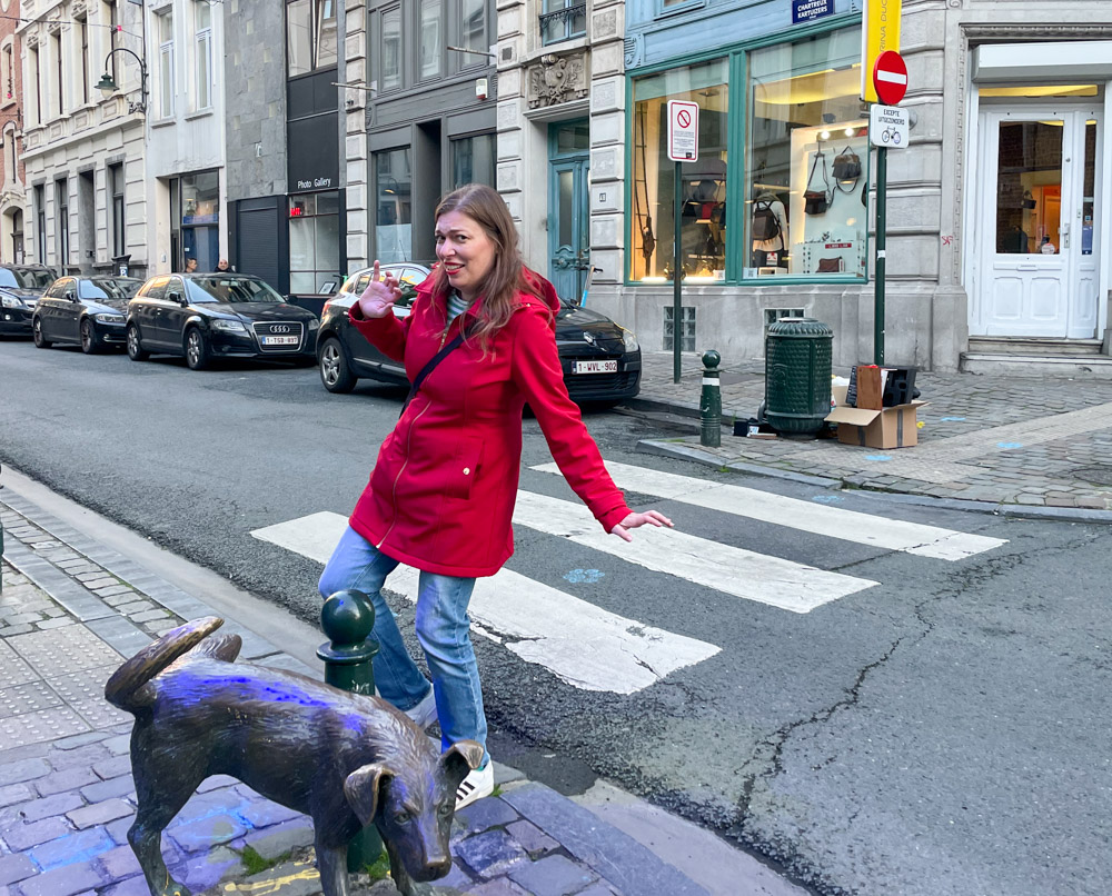 Paola Bertoni con la statua del cane che piscia Zinneke Pis di Bruxelles