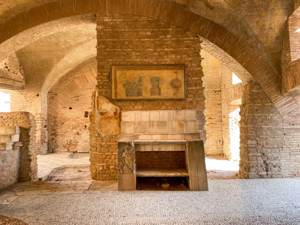 Affresco con il menu e bancone di marmo al Termopolium, la tavola calda di Ostia Antica