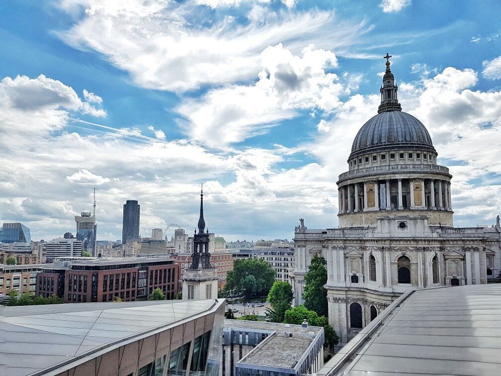 Vista sulla Cattedrale di St Paul dalla terrazza panoramica del centro commerciale One New Change di Londra
