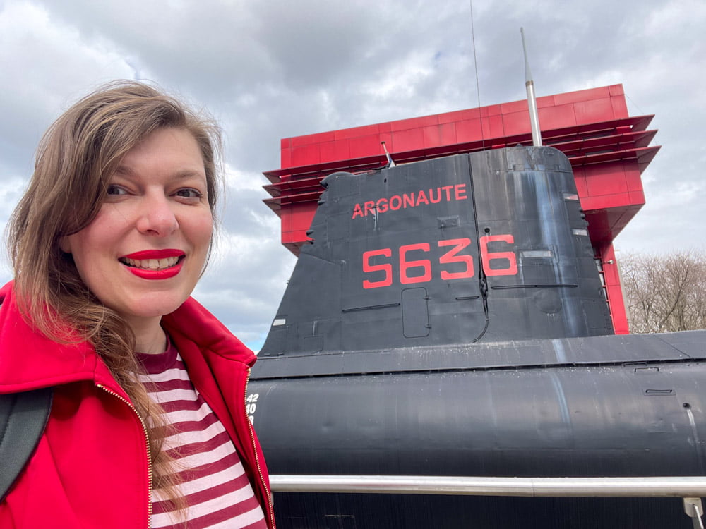 Paola Bertoni davanti al sottomarino Argonaute alla Cité des Sciences et de l’Industrie di Parigi