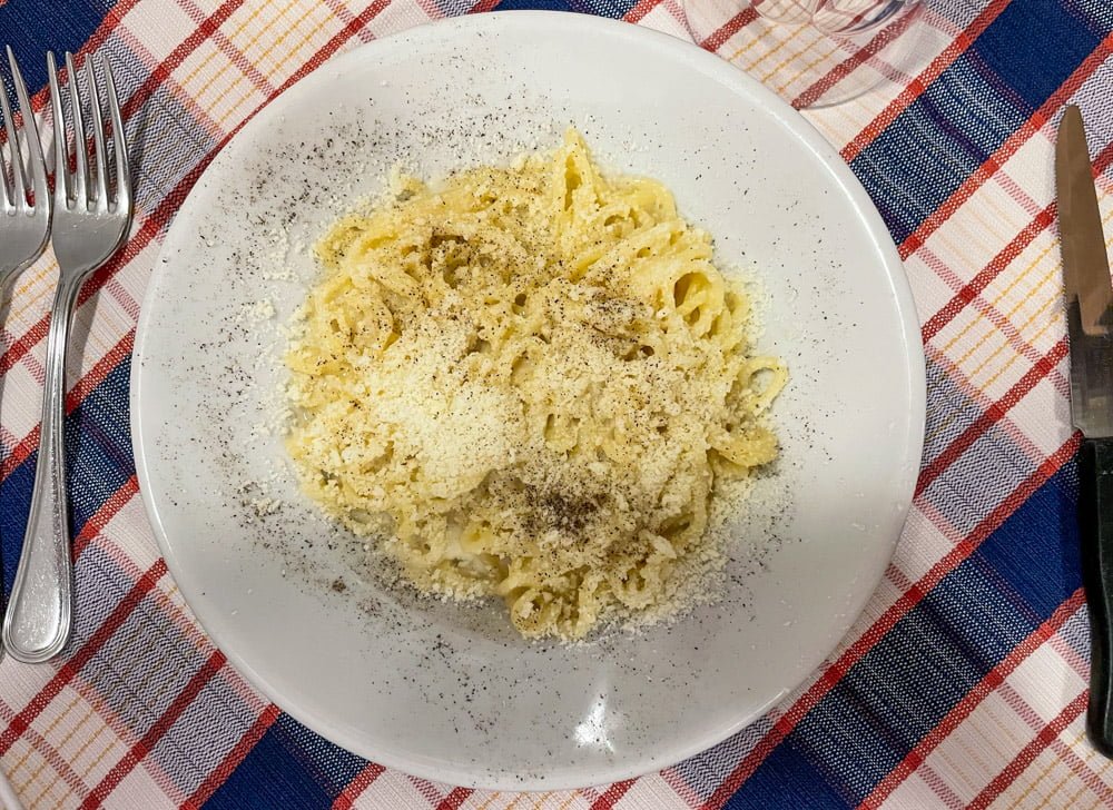 Pasta cacio e pepe da Arianna al Borghetto, ristorante a Ostia (fuori Roma)