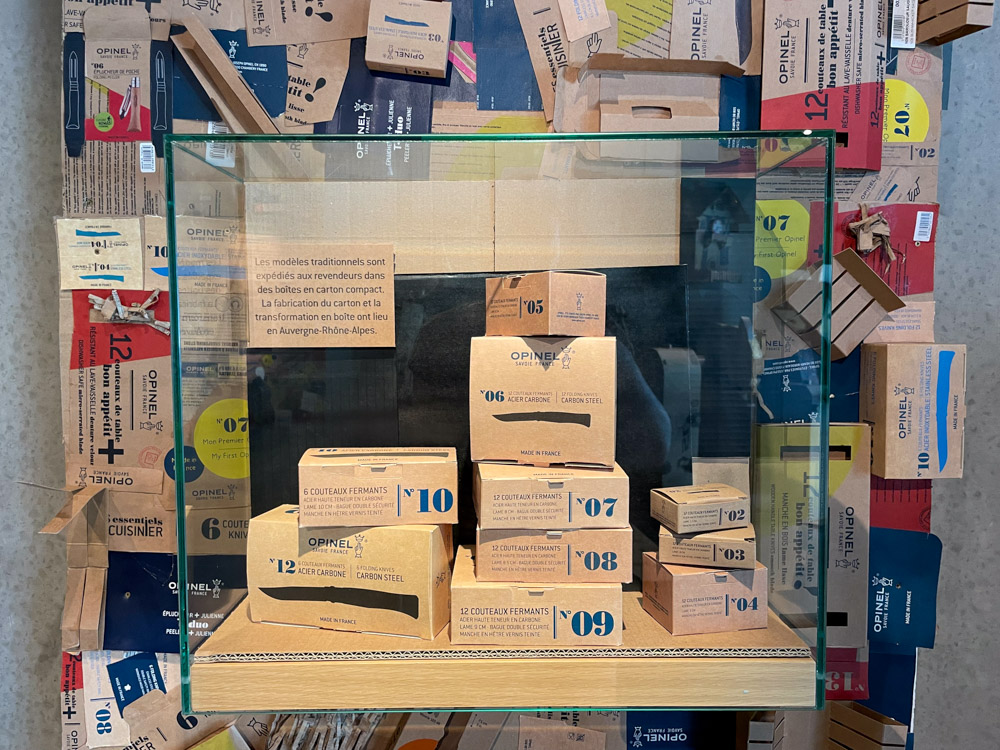 Imballi dei diversi coltelli pieghevoli al Museo Opinel a Saint-Jean-de-Maurienne