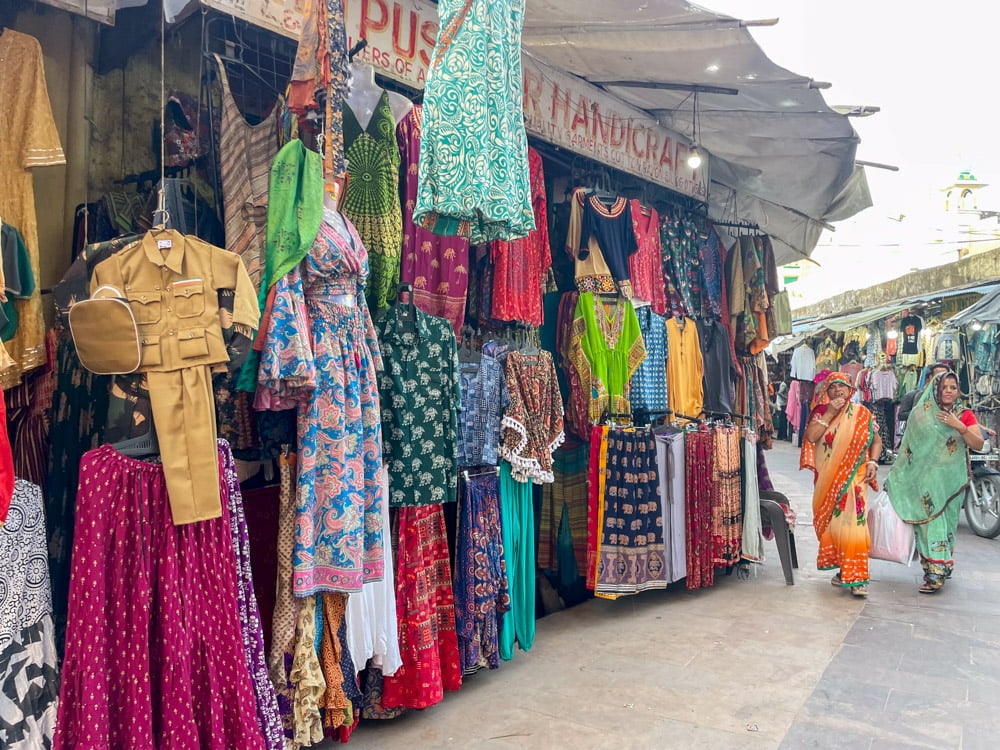 Un banco di vestiti al mercato di Pushkar, in Rajasthan