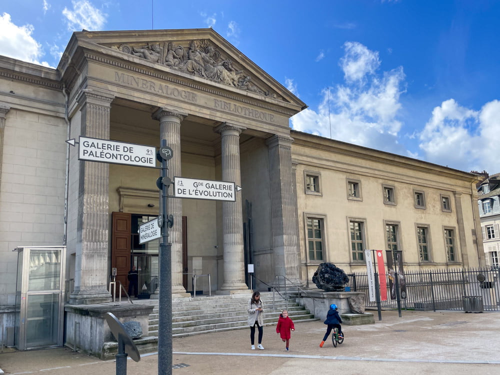 Facciata della Galleria di Geologia e Mineralogia di Parigi e segnaletica verticale per gli altri musei