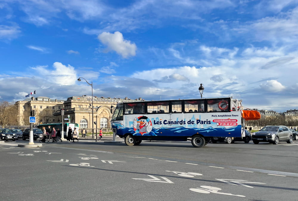 Il bus anfibio Les Canards de Paris per le strade della capitale francese